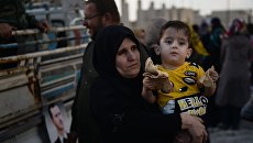 Жители населенного пункта Каукаб в Сирии во время раздачи российской гуманитарной помощи Жители населенного пункта Каукаб в Сирии во время раздачи российской гуманитарной помощи