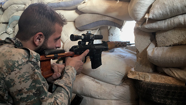 Боец сирийской армии на передовой позиции. Архивное фото