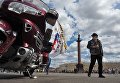 Участник парад мотоциклов в рамках мотофестиваля St.Petersburg Harley® Days на Дворцовой площади Участник парад мотоциклов в рамках мотофестиваля St.Petersburg Harley® Days на Дворцовой площади