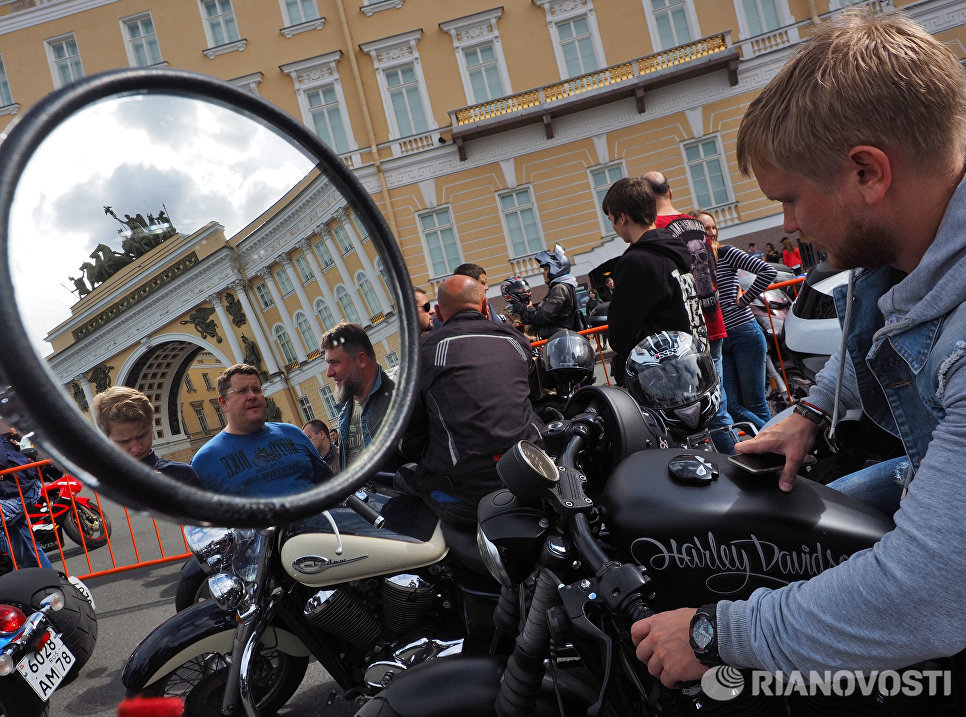 Участники мотофестиваля St.Petersburg Harley® Days во время построения мотопарада на Дворцовой площади Участники мотофестиваля St.Petersburg Harley® Days во время построения мотопарада на Дворцовой площади