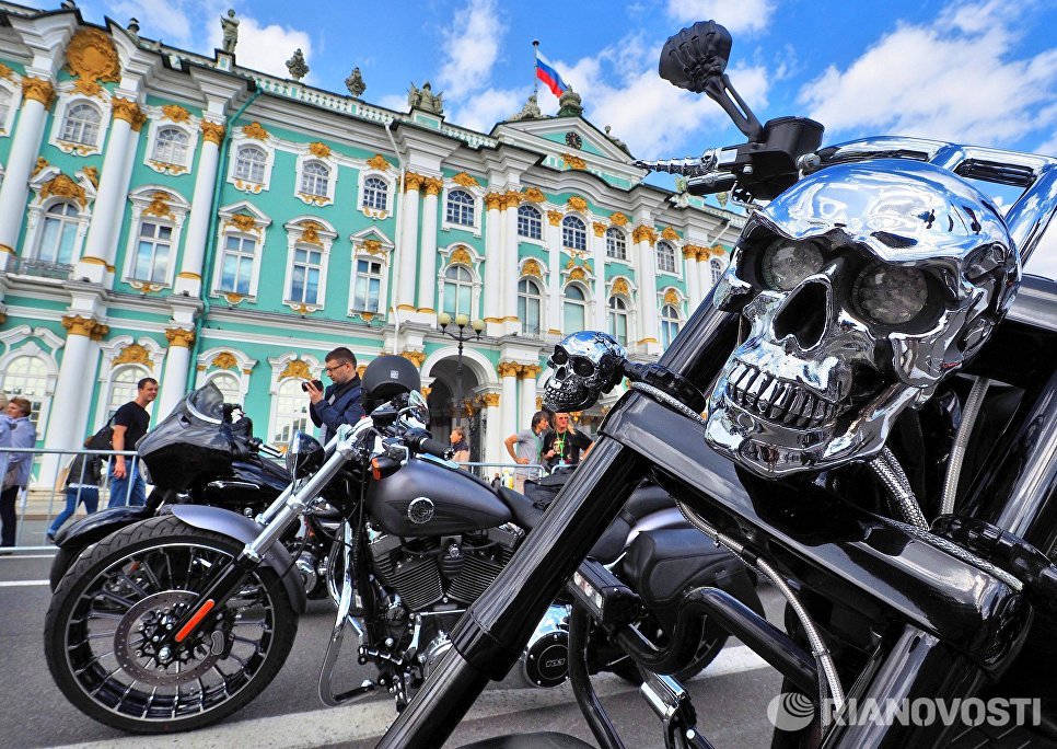 Участники мотофестиваля St.Petersburg Harley® Days во время построения мотопарада на Дворцовой площади Участники мотофестиваля St.Petersburg Harley® Days во время построения мотопарада на Дворцовой площади