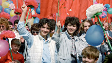 Участники первомайской демонстрации на Красной площади. 1987 год Участники первомайской демонстрации на Красной площади. 1987 год