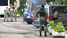 Сотрудники специального отряда быстрого реагирования у одной из многоэтажек Санкт-Петербурга во время спецоперации по задержанию предполагаемых участников бандгрупп Северо-Кавказского региона Сотрудники специального отряда быстрого реагирования у одной из многоэтажек Санкт-Петербурга во время спецоперации по задержанию предполагаемых участников бандгрупп Северо-Кавказского региона