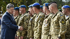 Президент Украины Петр Порошенко общается с военнослужащими. Архивное фото Президент Украины Петр Порошенко общается с военнослужащими. Архивное фото