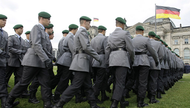 Новобранцы немецкой армии у здания Рейхстага в Берлине. Архивное фото