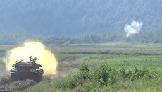 Экипаж боевого танка Т-90 стрелял по целям во время внезапной проверки войск Экипаж боевого танка Т-90 стрелял по целям во время внезапной проверки войск