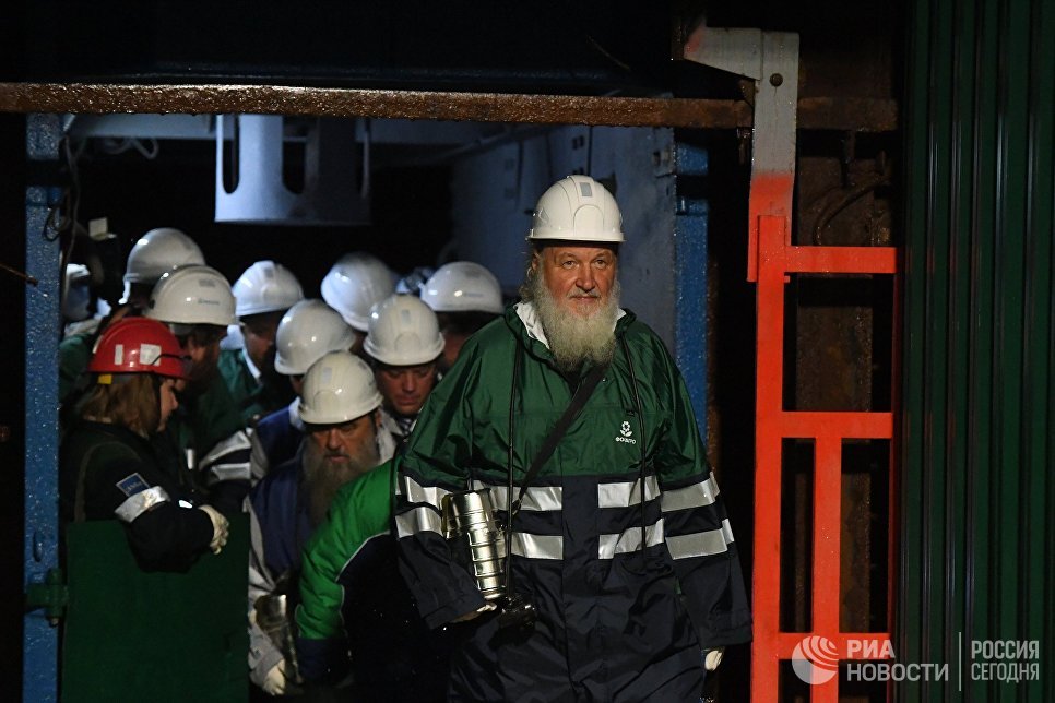 Патриарх Московский и Всея Руси Кирилл во время посещения Кировского рудника, проходящего в рамках его визита в Мурманскую область Патриарх Московский и Всея Руси Кирилл во время посещения Кировского рудника, проходящего в рамках его визита в Мурманскую область