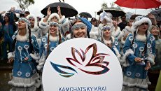 Участники карнавального шествия представителей субъектов Дальневосточного федерального округа во Владивостоке Участники карнавального шествия представителей субъектов Дальневосточного федерального округа во Владивостоке