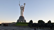 Монумент Родина-мать на территории мемориального комплекса Национальный музей истории Украины во Второй мировой войне в Киеве Монумент Родина-мать на территории мемориального комплекса Национальный музей истории Украины во Второй мировой войне в Киеве