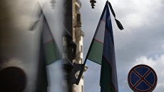 Государственный флаг Республики Узбекистан с траурной лентой. Архивное фото Государственный флаг Республики Узбекистан с траурной лентой. Архивное фото