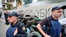 Сотрудники полиции у здания телеканала Интер в Киеве Сотрудники полиции у здания телеканала Интер в Киеве