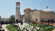6 сентября 2016. Президент РФ Владимир Путин с премьер-министром Узбекистана Шавкатом Мирзиёевым (в центре слева направо) на церемонии возложения цветов к могиле первого президента Узбекистана Ислама Каримова на историческом кладбище Шахи-Зинда в Самарканде. Архивное фото 6 сентября 2016. Президент РФ Владимир Путин с премьер-министром Узбекистана Шавкатом Мирзиёевым (в центре слева направо) на церемонии возложения цветов к могиле первого президента Узбекистана Ислама Каримова на историческом кладбище Шахи-Зинда в Самарканде. Архивное фото