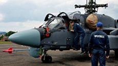 Техники у вертолета Ка-52К Катран. Архивное фото Техники у вертолета Ка-52К Катран. Архивное фото