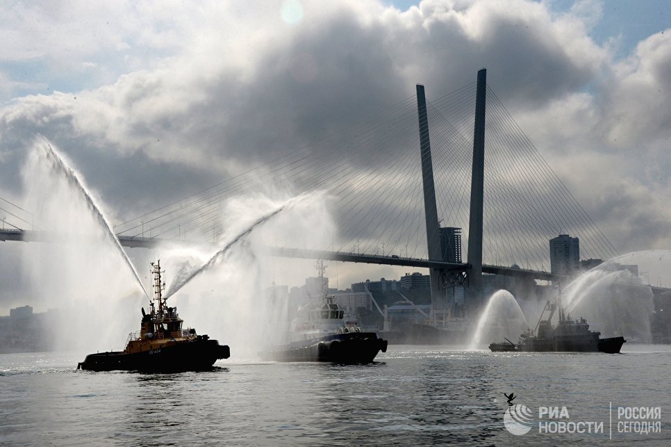 Тушение условного пожара на судне, освобожденном морским спецназом от террористов, на церемонии открытия Международного военно-технического форума АРМИЯ-2016 во Владивостоке Тушение условного пожара на судне, освобожденном морским спецназом от террористов, на церемонии открытия Международного военно-технического форума АРМИЯ-2016 во Владивостоке