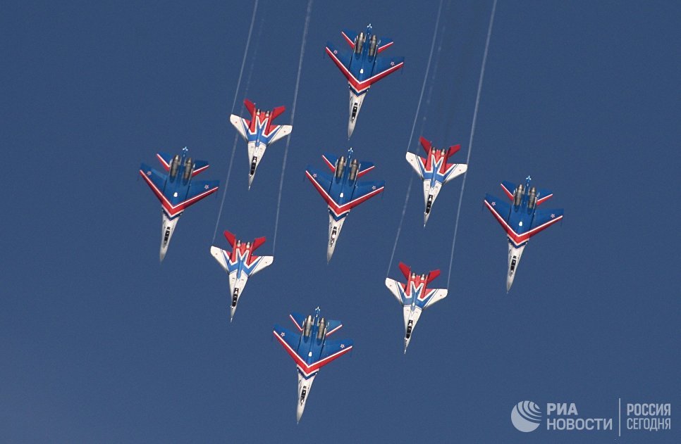 Многоцелевые истребители Су-27 пилотажной группы Русские Витязи и МиГ-29 пилотажной группы Стрижи принимают участие в авиационном шоу на аэродроме в Кубинке на Международном военно-техническом форуме АРМИЯ-2016 Многоцелевые истребители Су-27 пилотажной группы Русские Витязи и МиГ-29 пилотажной группы Стрижи принимают участие в авиационном шоу на аэродроме в Кубинке на Международном военно-техническом форуме АРМИЯ-2016