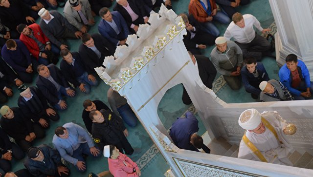 Председатель совета муфтиев России Равиль Гайнутдин в Московской Соборной мечети во время празднования Курбан-Байрама в Москве. 12 сентября 2016