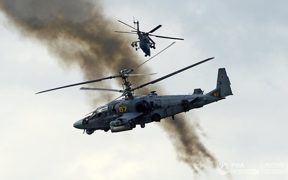 Вертолеты огневой поддержки Ка-52 Аллигатор во время показных учений в Кубинке на Международном военно-техническом форуме АРМИЯ-2016 Вертолеты огневой поддержки Ка-52 Аллигатор во время показных учений в Кубинке на Международном военно-техническом форуме АРМИЯ-2016