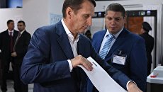 Председатель Государственной Думы РФ Сергей Нарышкин в единый день голосования на избирательном участке № 83 в Москве. Архивное фото Председатель Государственной Думы РФ Сергей Нарышкин в единый день голосования на избирательном участке № 83 в Москве. Архивное фото
