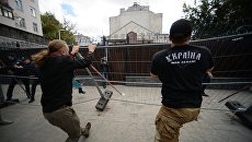 Активисты националистических организаций во время устроенных ими беспорядков у посольства России в Киеве Активисты националистических организаций во время устроенных ими беспорядков у посольства России в Киеве
