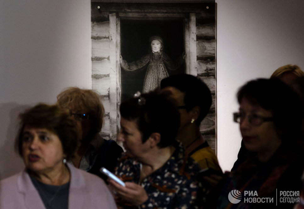 Посетители на открытии выставки Василий Кандинский и Россия в корпусе Бенуа Русского музея в Санкт-Петербурге Посетители на открытии выставки Василий Кандинский и Россия в корпусе Бенуа Русского музея в Санкт-Петербурге
