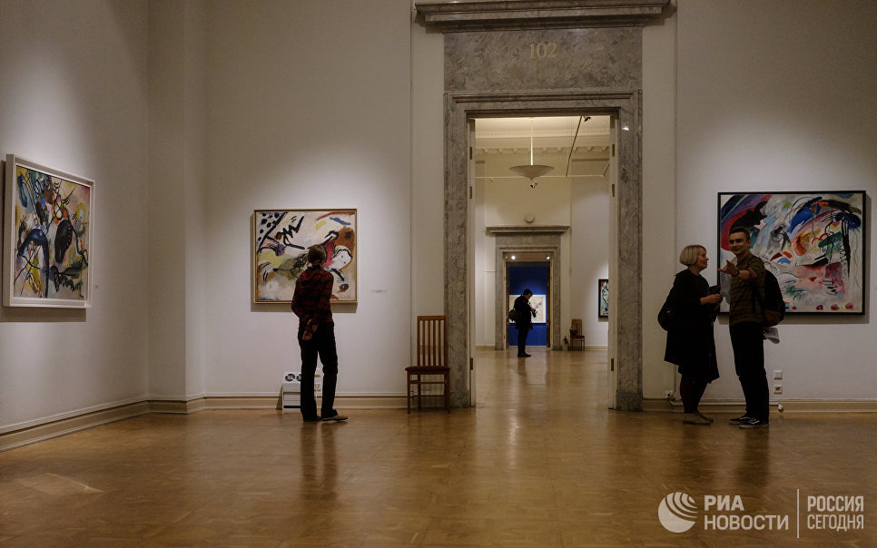 Посетители на открытии выставки Василий Кандинский и Россия в корпусе Бенуа Русского музея в Санкт-Петербурге Посетители на открытии выставки Василий Кандинский и Россия в корпусе Бенуа Русского музея в Санкт-Петербурге