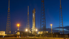Ракета Falcon 9 с телекоммуникационным спутником Японии JCSAT-16 перед стартом с космодрома на мысе Канаверал, США. 13 августа 2016 Ракета Falcon 9 с телекоммуникационным спутником Японии JCSAT-16 перед стартом с космодрома на мысе Канаверал, США. 13 августа 2016