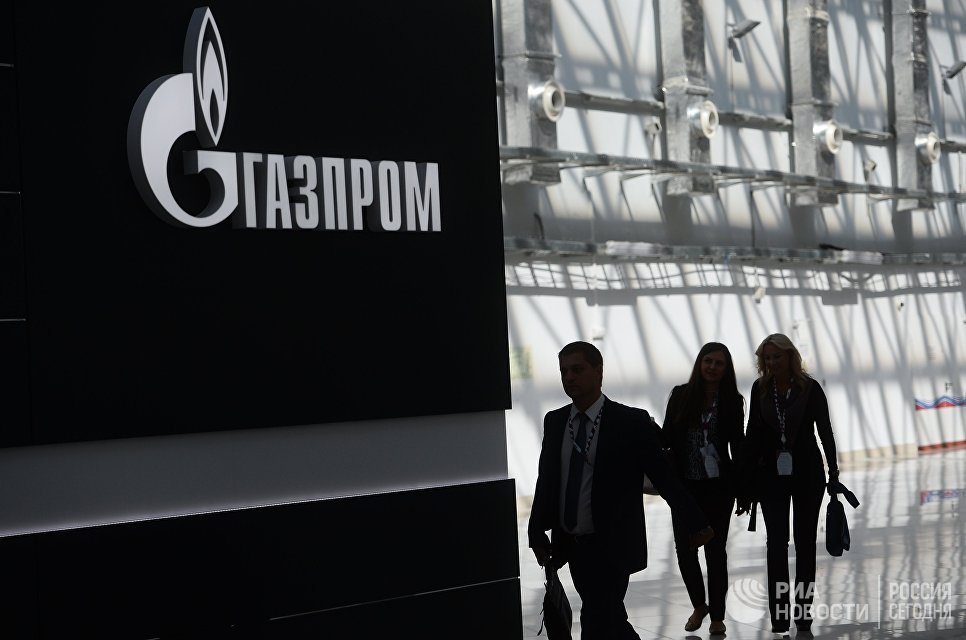 Стенд с логотипом компании Газпром на международном инвестиционном форуме Сочи 2016 Стенд с логотипом компании Газпром на международном инвестиционном форуме Сочи 2016