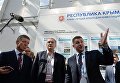 Заместитель председателя правительства РФ Дмитрий Козак и глава Республики Крым Сергей Аксенов на международном инвестиционном форуме Сочи 2016 Заместитель председателя правительства РФ Дмитрий Козак и глава Республики Крым Сергей Аксенов на международном инвестиционном форуме Сочи 2016