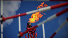Вид на газовый факел морской нефтеперерабатывающей платформы. Архивное фото Вид на газовый факел морской нефтеперерабатывающей платформы. Архивное фото