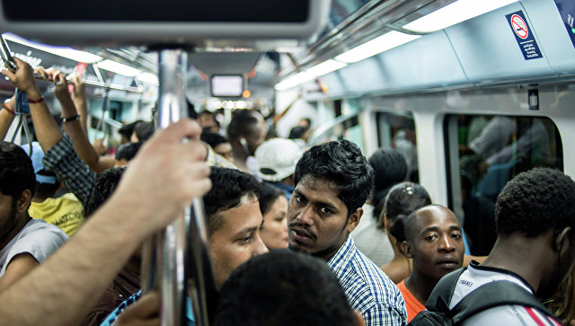 Пассажиры в вагоне метро в Дубае. Архивное фото