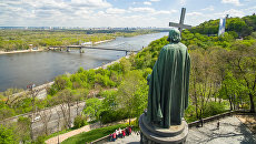 Памятник князю Владимиру в парке Владимирская горка в Киеве, Украина. Архивное фото Памятник князю Владимиру в парке Владимирская горка в Киеве, Украина. Архивное фото