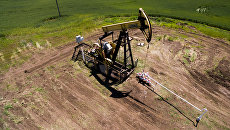 Нефтяной станок-качалка в Северском районе Краснодарского края. Архивное фото Нефтяной станок-качалка в Северском районе Краснодарского края. Архивное фото