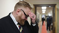 Депутат Государственной Думы РФ Виталий Милонов перед началом первого заседания Государственной Думы РФ нового созыва Депутат Государственной Думы РФ Виталий Милонов перед началом первого заседания Государственной Думы РФ нового созыва