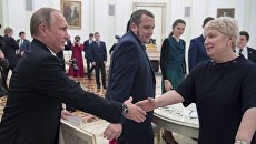 Президент РФ Владимир Путин и министр образования и науки РФ Ольга Васильева на встрече с лауреатами Всероссийского конкурса Учитель года России - 2016. 5 октября 2016 Президент РФ Владимир Путин и министр образования и науки РФ Ольга Васильева на встрече с лауреатами Всероссийского конкурса Учитель года России - 2016. 5 октября 2016