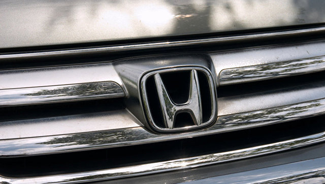 Логотип компании Honda на автомобиле Honda CR-V. Архивное фото