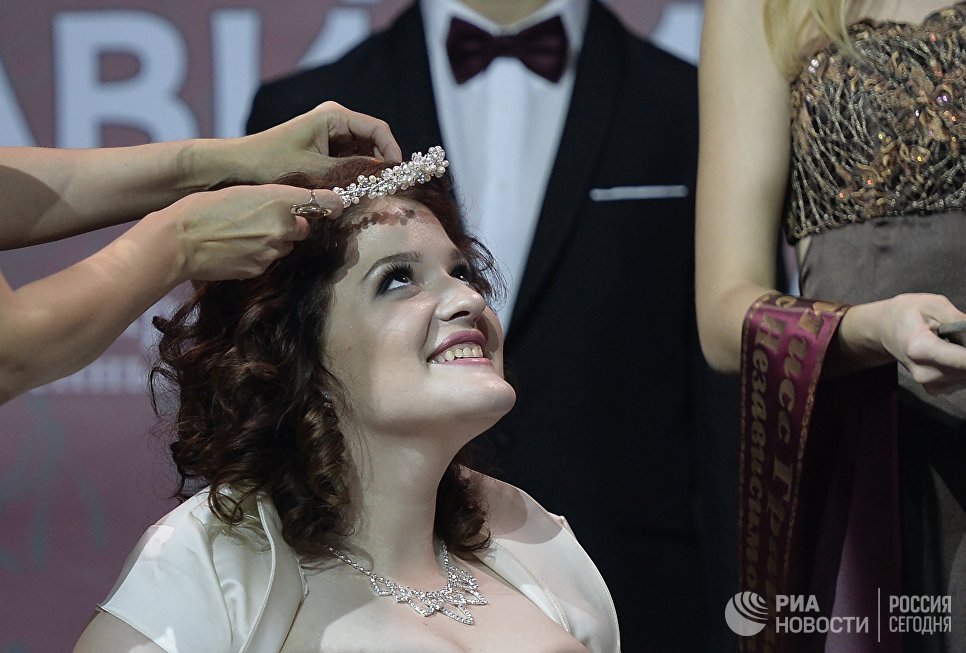 Участница конкурса Татьяна Бобровская на церемонии награждения 7-го конкурса красоты Мисс Независимость - 2016 в Москве Участница конкурса Татьяна Бобровская на церемонии награждения 7-го конкурса красоты Мисс Независимость - 2016 в Москве
