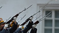 Военнослужащие Президентского полка во время церемонии развода пеших и конных караулов на Соборной площади Московского Кремля. Архивное фото Военнослужащие Президентского полка во время церемонии развода пеших и конных караулов на Соборной площади Московского Кремля. Архивное фото