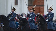Военнослужащие Президентского полка во время церемонии развода пеших и конных караулов на Соборной площади Московского Кремля. Архивное фото Военнослужащие Президентского полка во время церемонии развода пеших и конных караулов на Соборной площади Московского Кремля. Архивное фото