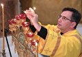 Священнослужитель во время богослужения в крупнейшем русском храме Лондона — Успенском кафедральном соборе Сурожской епархии Русской православной церкви Священнослужитель во время богослужения в крупнейшем русском храме Лондона — Успенском кафедральном соборе Сурожской епархии Русской православной церкви