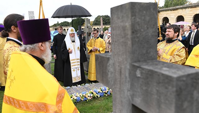 Патриарх Московский и всея Руси Кирилл освящает новое надгробие на месте захоронения митрополита Сурожского Антония на Бромптонском кладбище в Лондоне. 17 октября 2016