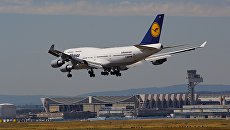 Самолет Boeing 747-400 немецкой авиакомпании Lufthansa в аэропорту Франкфурта, Германия. Архивное фото Самолет Boeing 747-400 немецкой авиакомпании Lufthansa в аэропорту Франкфурта, Германия. Архивное фото