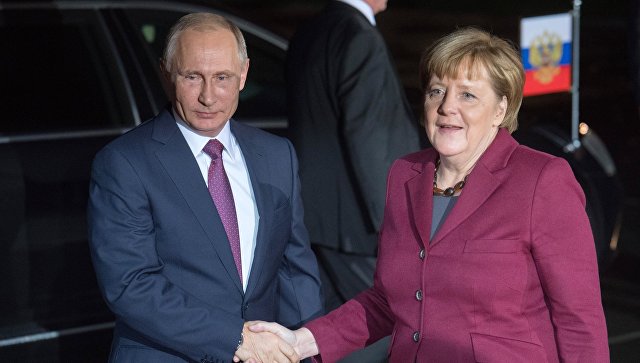 Путин поздравил Меркель с Новым годом и Рождеством