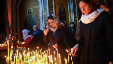 Жители Санкт-Петербурга во время поминальной службы по жертвам авиакатастрофы А321 в Исаакиевском соборе. Архивное фото Жители Санкт-Петербурга во время поминальной службы по жертвам авиакатастрофы А321 в Исаакиевском соборе. Архивное фото
