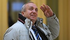 Первый заместитель председателя Комитета Совета Федерации по обороне и безопасности Франц Клинцевич перед заседанием Совета Федерации РФ Первый заместитель председателя Комитета Совета Федерации по обороне и безопасности Франц Клинцевич перед заседанием Совета Федерации РФ