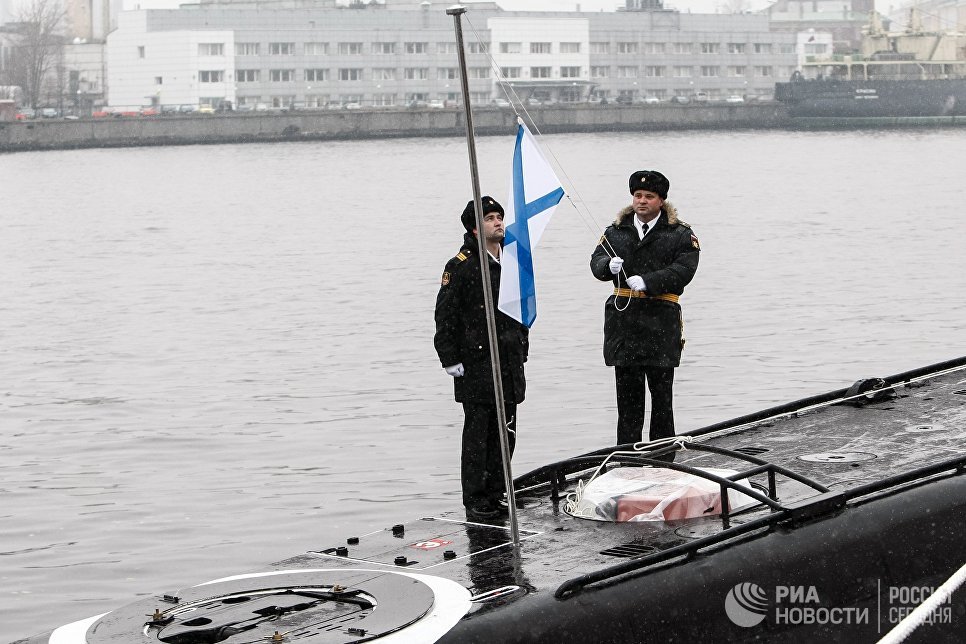 Поднятие Андреевского флага на церемонии передачи ВМФ РФ дизель-электрической подводной лодки Великий Новгород в Санкт-Петербурге Поднятие Андреевского флага на церемонии передачи ВМФ РФ дизель-электрической подводной лодки Великий Новгород в Санкт-Петербурге