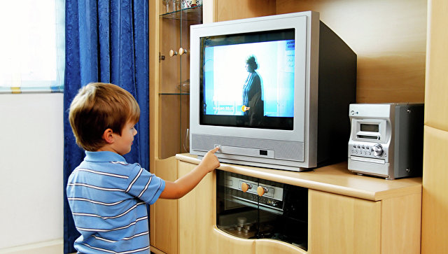 Ребенок смотрит телевизор. Архивное фото