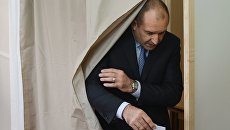 Румен Радев на избирательном участке в Софии. Архивное фото Румен Радев на избирательном участке в Софии. Архивное фото