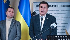 Экс-президент Грузии Михаил Саакашвили (справа) выступает на брифинге перед журналистами в штабе оппозиции в Доме профсоюзов Экс-президент Грузии Михаил Саакашвили (справа) выступает на брифинге перед журналистами в штабе оппозиции в Доме профсоюзов