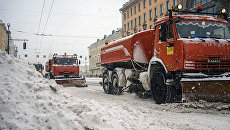 Уборка снега после снегопада в Санкт-Петербурге. Архивное фото Уборка снега после снегопада в Санкт-Петербурге. Архивное фото