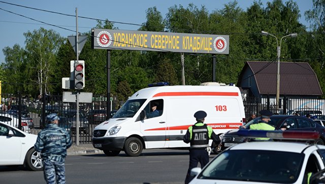 Сотрудники полиции и машина скорой помощи у Хованского кладбища в Москве, где произошла массовая драка со стрельбой